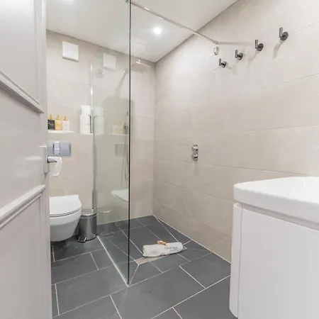 & - Stylish With Breathtaking Views - Longer, Save 4* Ambleside