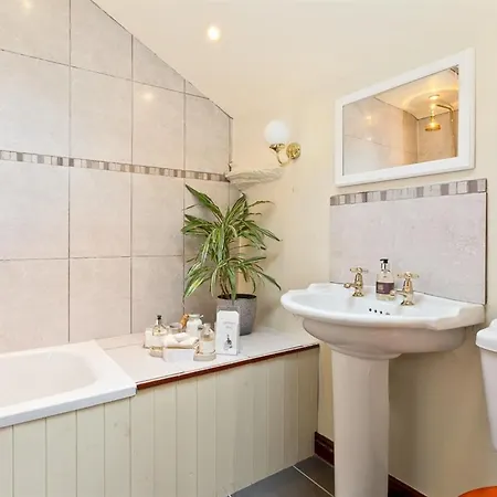 Waterwheel Bed & Breakfast 4*