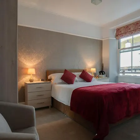 Lyndale Guest house 3*