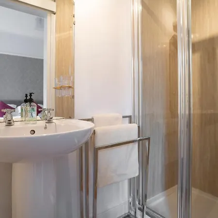 Lyndale Guest house 3*
